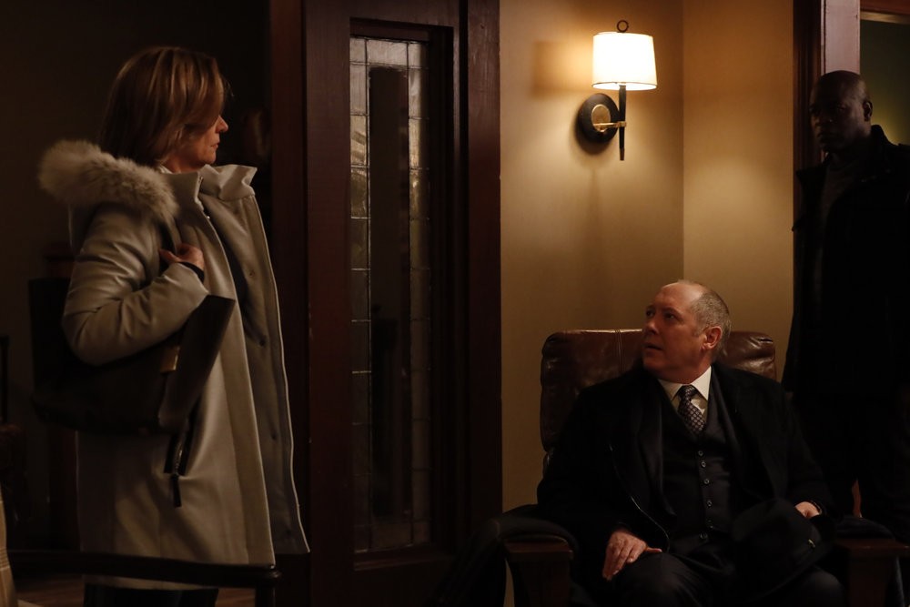 Linda (Audrey Heffernan Meyer) , la femme de Frank Bloom, trouve le criminel Raymond Reddington (James Spader) assis dans un fauteuil chez elle