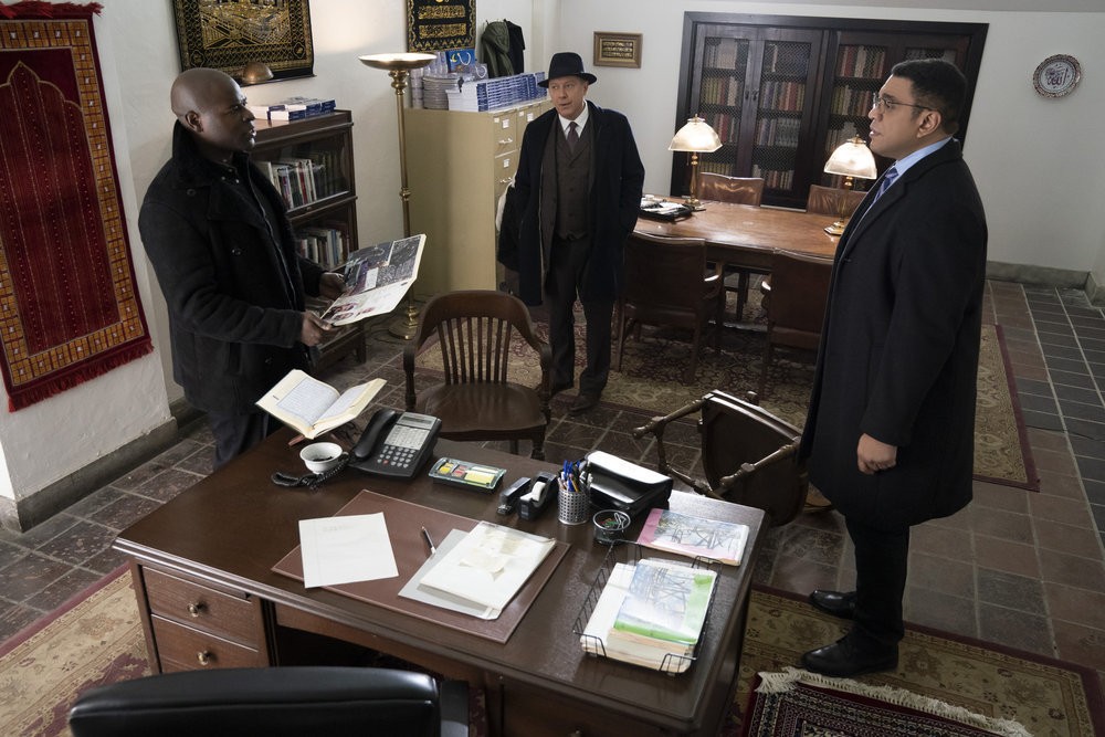Red et Dembe sont rejoint par Harold Cooper (Harry Lennix) dans le bureau de Sadiq Asmal