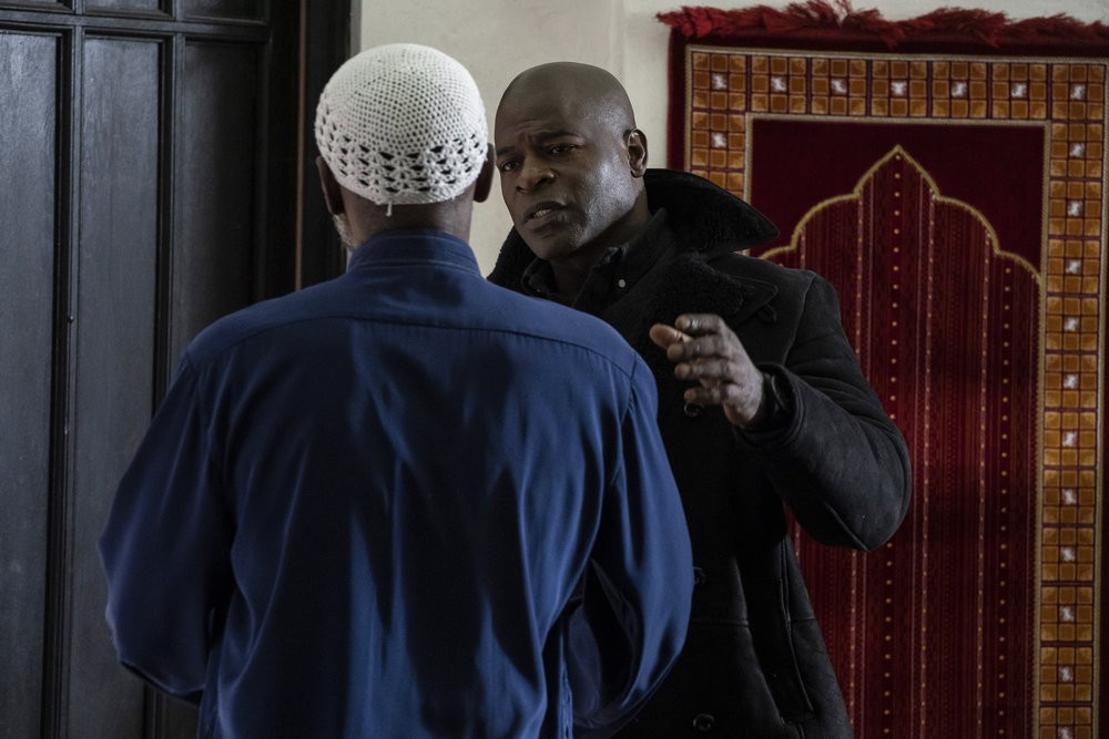 Dembe (Hisham Tawfiq) discute avec Sadiq Asmal (Harold Surratt)