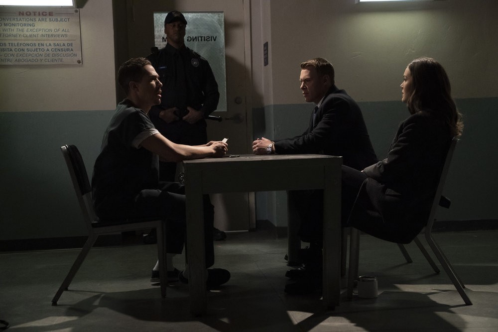 Artura Ruel (Joey Auzenne), emprisonné, est interrogé par les agents Keen (Megan Boone) et Ressler (Diego Klattenhoff)