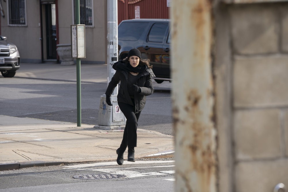 Elisabeth Keen (Megan Boone) traverse la rue en courant mais pourquoi?