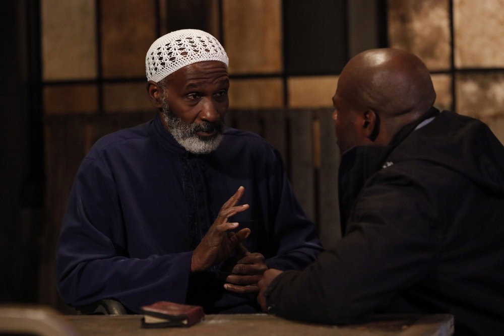  L'imam Sadiq Asmal (Harold Surratt) parle avec Dembe Zuma (Hisahm Tawfiq)