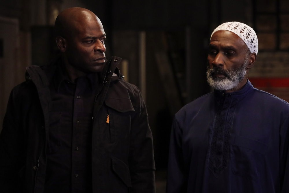 Dembe et  l'imam Sadiq Asmal (Harold Surratt) côte à côte