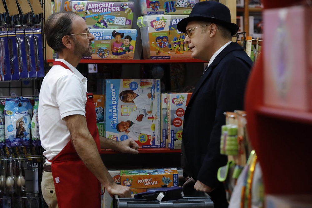 Raymond Reddington retrouve son associé Marvin Gerard (Fisher Stevens) dans un magasin de jouet