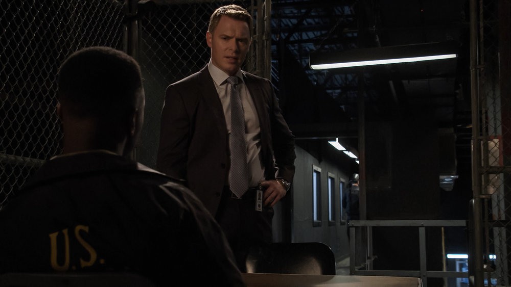 L'agent Ressler (Diego Klattenhoff) discute avec l' U.S Marshal ( Josh Breckenridge)