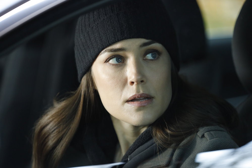 Elisabeth Keen (Megan Boone) au volant de sa voiture