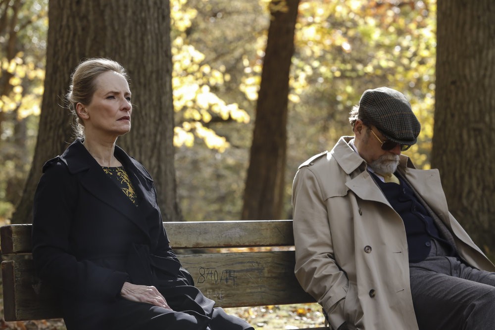 Katarina Rostova (Laila Robins) est assise aux côtés de William Heidegger (Michael Pemberton) sur un banc dans un parc