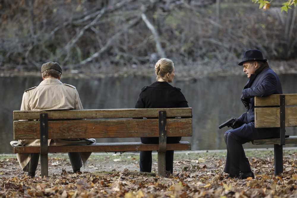 Jolie journée d'automne pour menacer les gens dans un parc tranquillement assis sur un banc