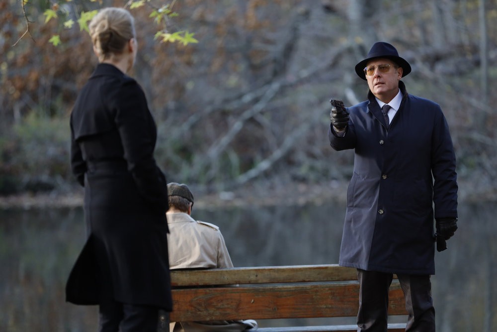 Reddington (James Spader) lève son arme sur Katarina Rostova : va-t-il tirer?