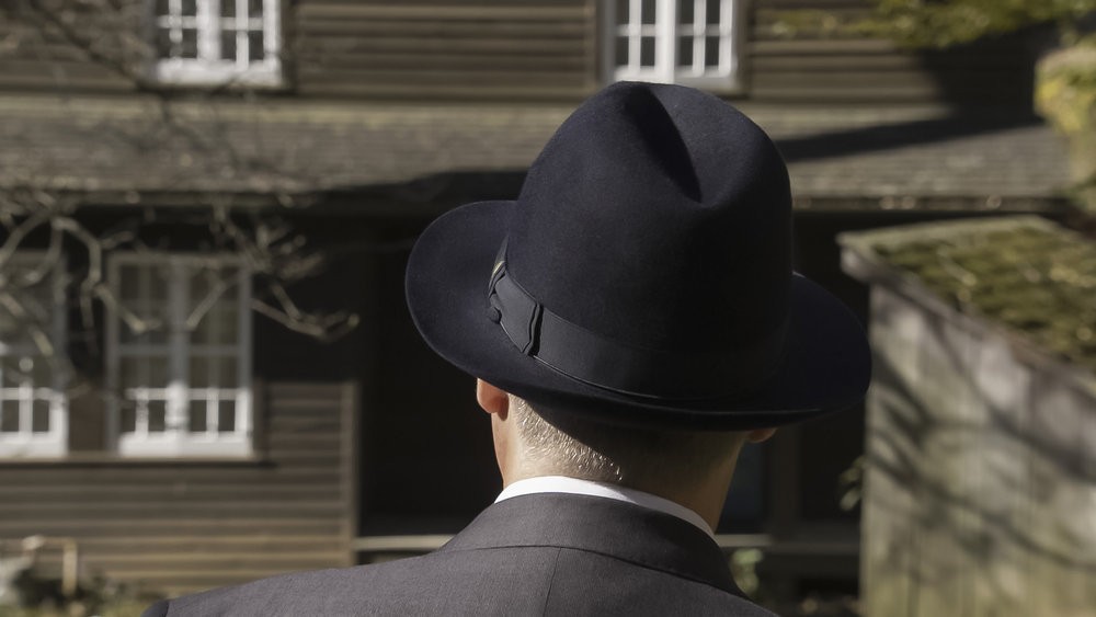 Raymond Reddington (James Spader) devant la maison de Dom