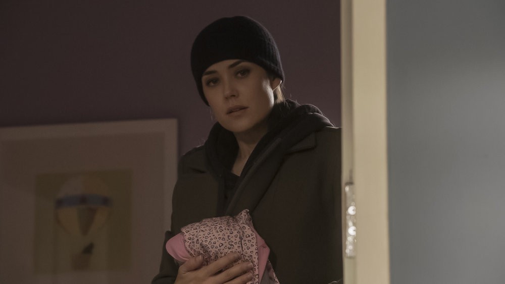 Elisabeth (Megan Boone) regarde dans la chambre de sa fille Agnes 