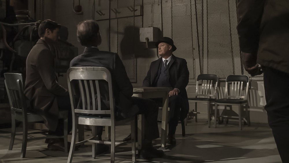 Raymond Reddington (James Spader) discute avec Marvin Gerard (Fisher Stevens) et  Skip Hadley (Drew Gehling)