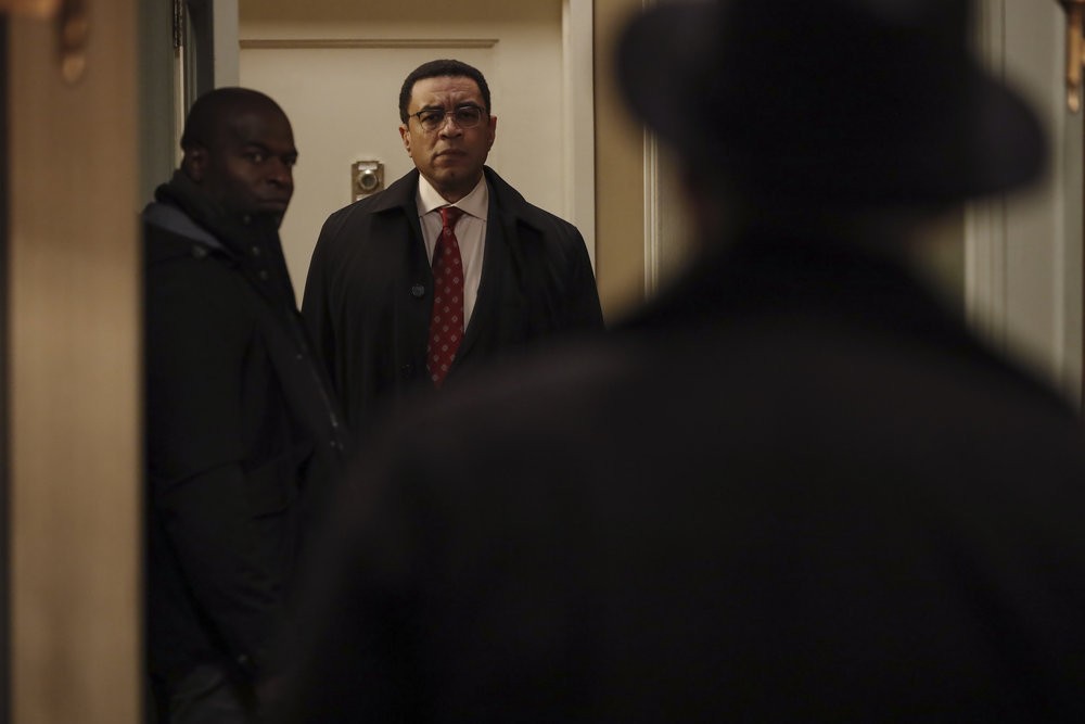 Dembe laisse entrer Harold Cooper (Harry Lennix) dans l'appartement : il veut sans doute parler personnellement à Red