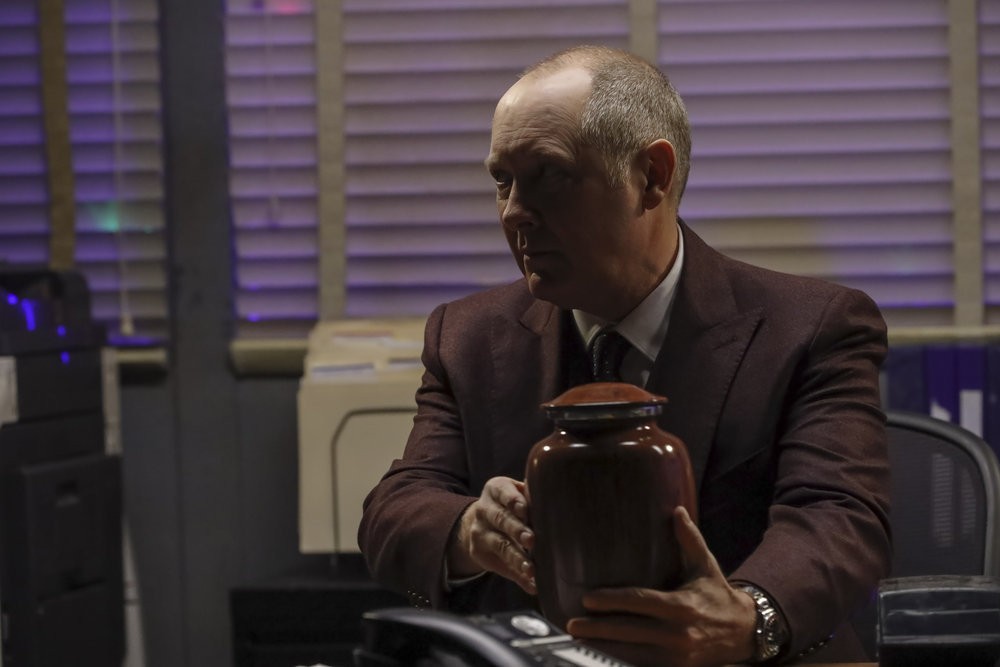 Raymond Reddinton (James Spader), l'urne de son ami devant lui, se souvient de Glen dans son bureau au DMV