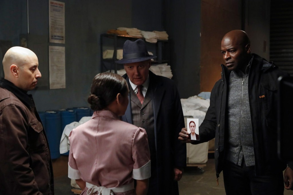 Raymond Reddington et Dembe montrent une photo d'Elisabeth à l'employée qui renseigne Rogelio