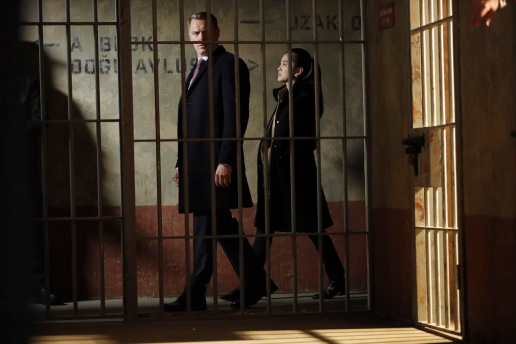 Les agents Ressler (Diego Klattenhoff) et Park (Laura Sohn) passent devant une cellule