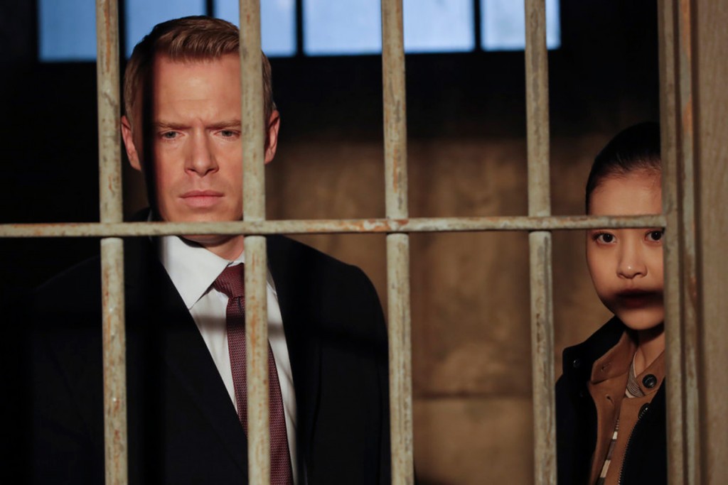Ressler (Diego Klattenhoff) et Park (Laura Sohn) arrivent à la cellule du détenu recherché
