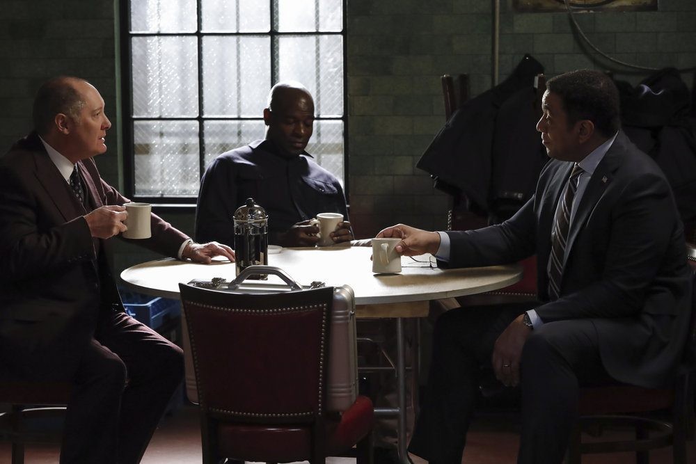 Red, Dembe et Harold discutent autour d'un  bon café