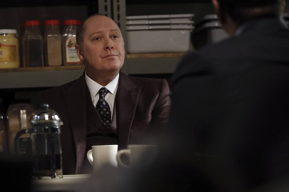 Le criminel Raymond Reddington écoute avec attention le chef de la Task-Force