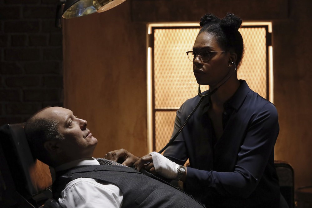Dr Laken Perillos (Laverne Cox ) vérifie l'état de santé de Reddington (James Spader) avant de le faire parler