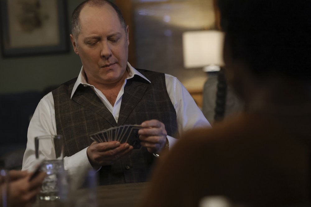 Moment de détente pour Raymond Reddington (James Spader) qui joue aux cartes