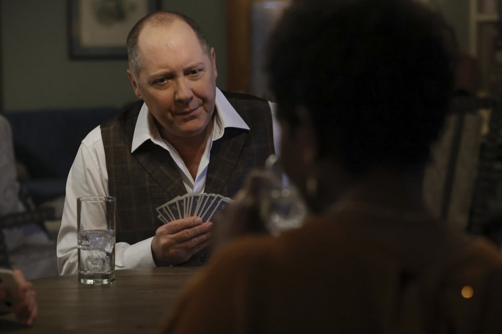 Raymond Reddington (James Spader) apprécie un moment de normalité en jouant aux cartes