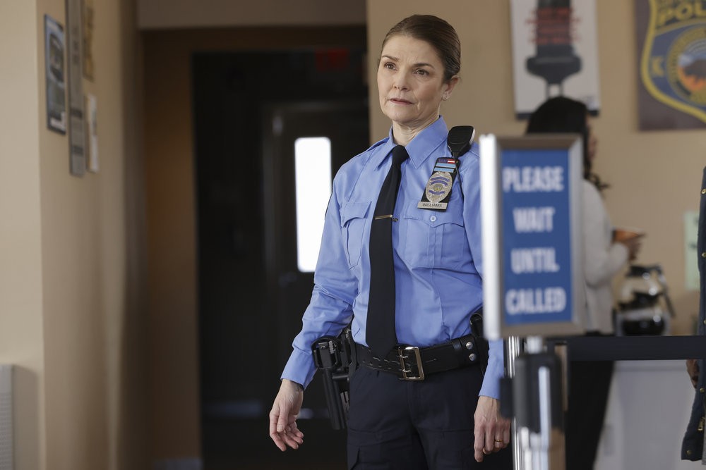 Lois (Kathryn Erbe), officier de police dans une petite ville, amie de Anne