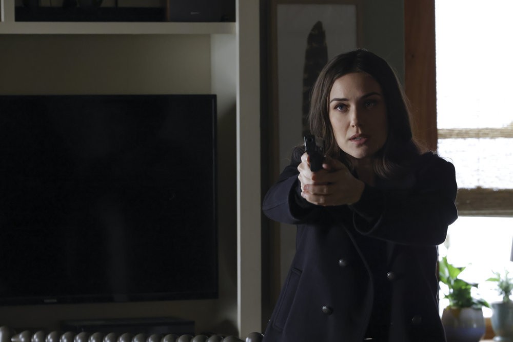 Elisabeth Keen (Megan Boone) dans la maison d'Anne pointe son arme, mais sur qui?