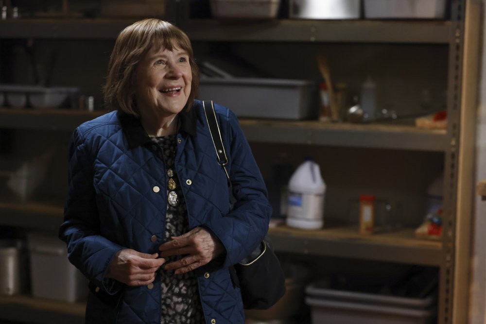 Paula Carter (Marylouise Burke), la maman de Glen,  dans la cuisine du restaurant de Reddington