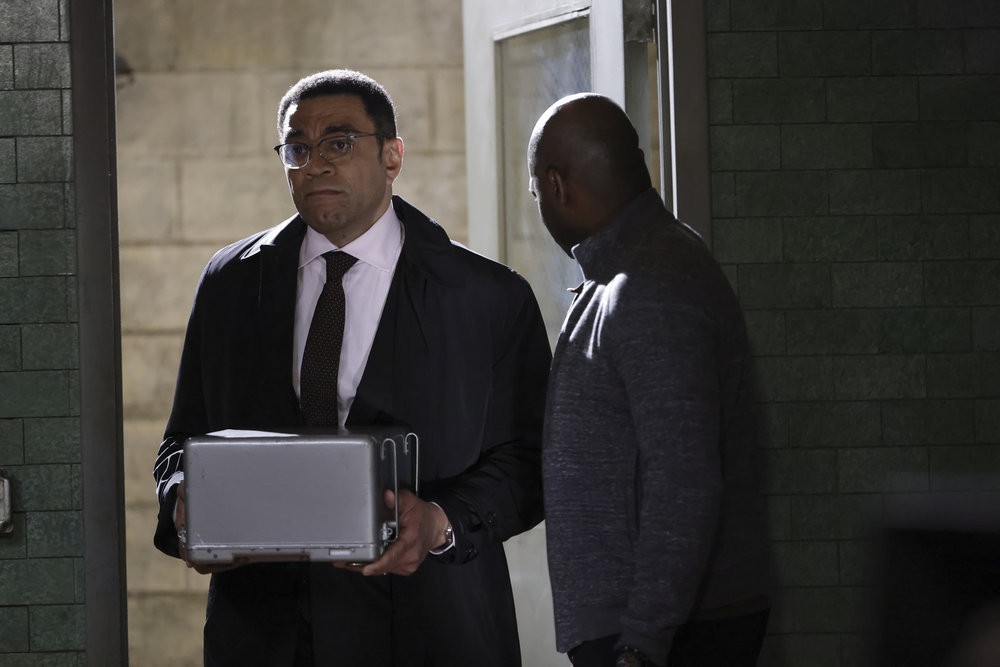 Dembe (Hisham Tawfiq) laisse entrer l'adjoint du directeur du FBI, Harold Cooper (Harry Lennix)