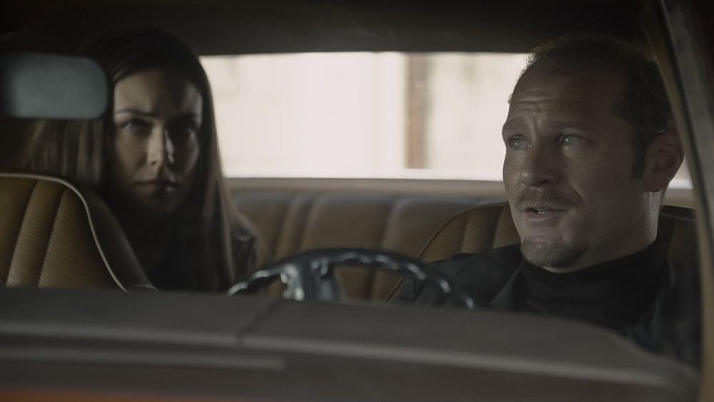 Elisabeth Keen (Megan Boone) et The Protean, Rhys Engel (Elan Zafir) dans une voiture