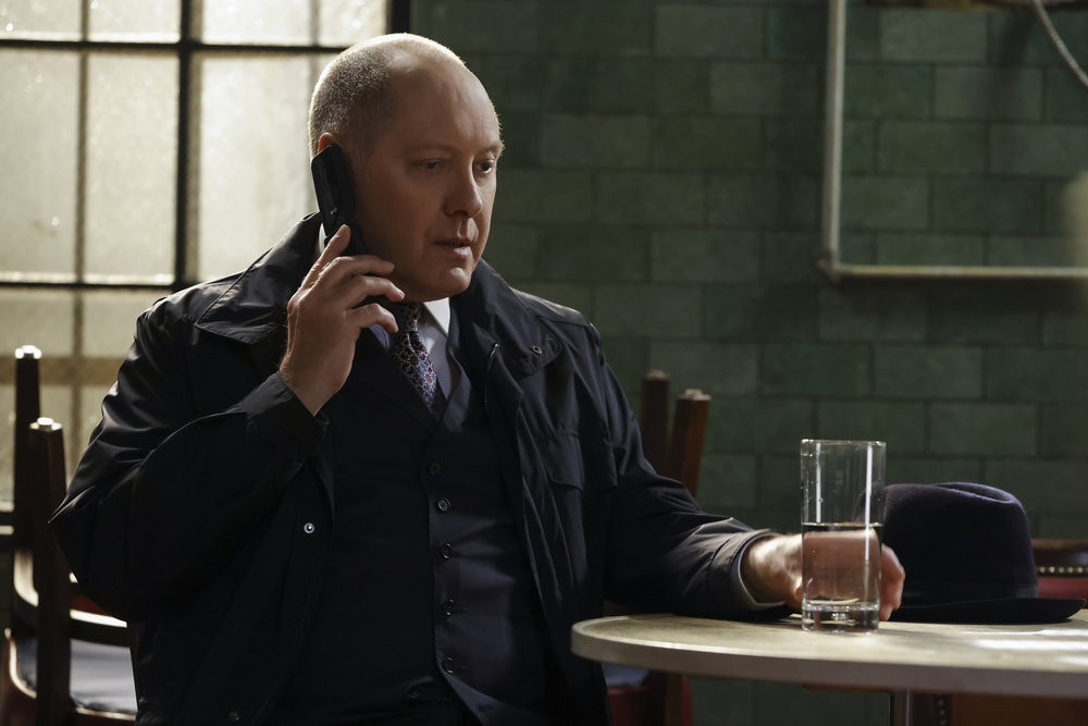 Raymond Reddington (James Spader) au téléphone