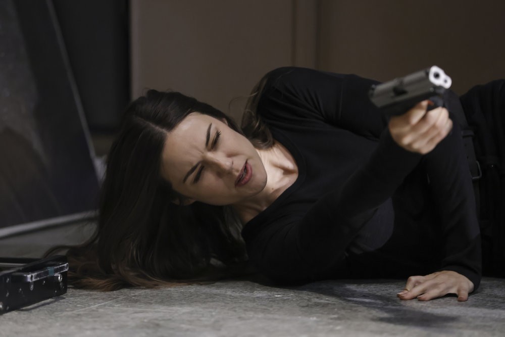 Elisabeth (Megan Boone) s'est saisie d'une arme et tire