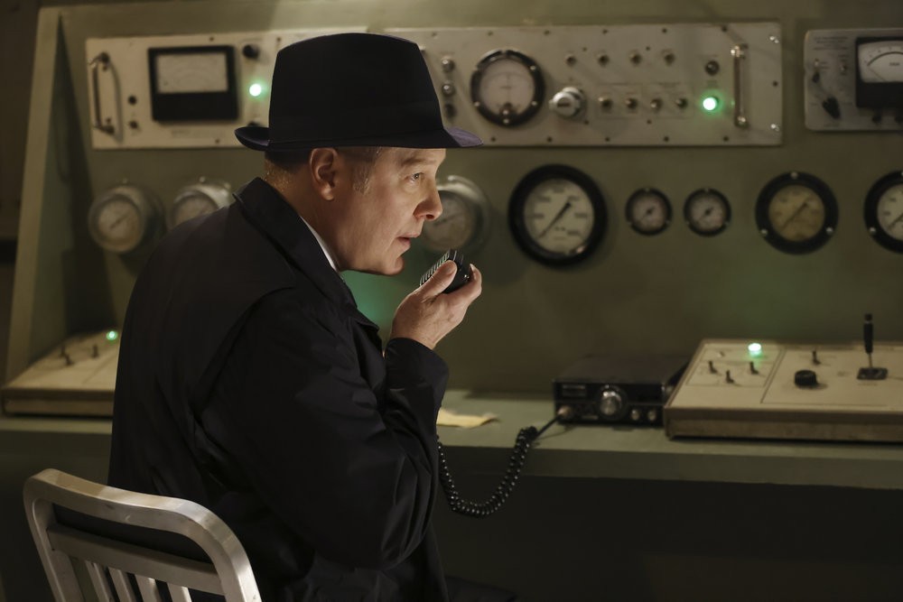 Raymond Reddington (James Spader) parle dans une radio
