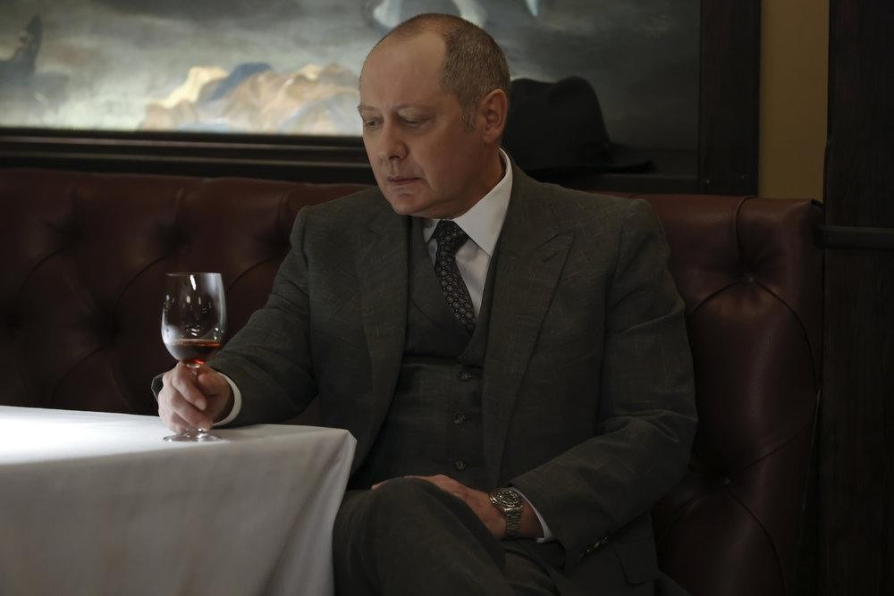 Reddington (James Spader) pensif devant son verre de vin