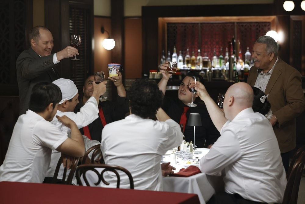 Red (James Spader) lève son verre à Pascual (Jose Febus) et à tout son personnel 