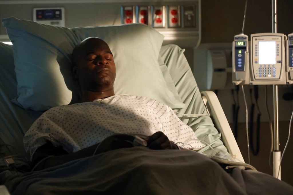 Dembe se repose sur son lit d'hôpital