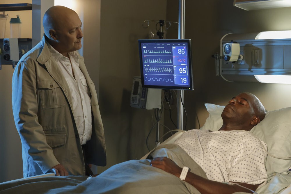 Raymond Reddington (James Spader) rend visite à Dembe, son ami, hospitalisé suite à ses blessures