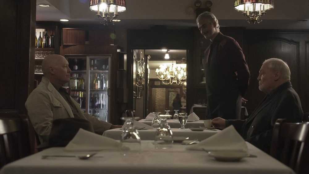 Raymond Reddington (James Spader) se retrouve enfin face à son mentor Robert Vesco (Stacy Keach) qui l'a doublé par deux fois