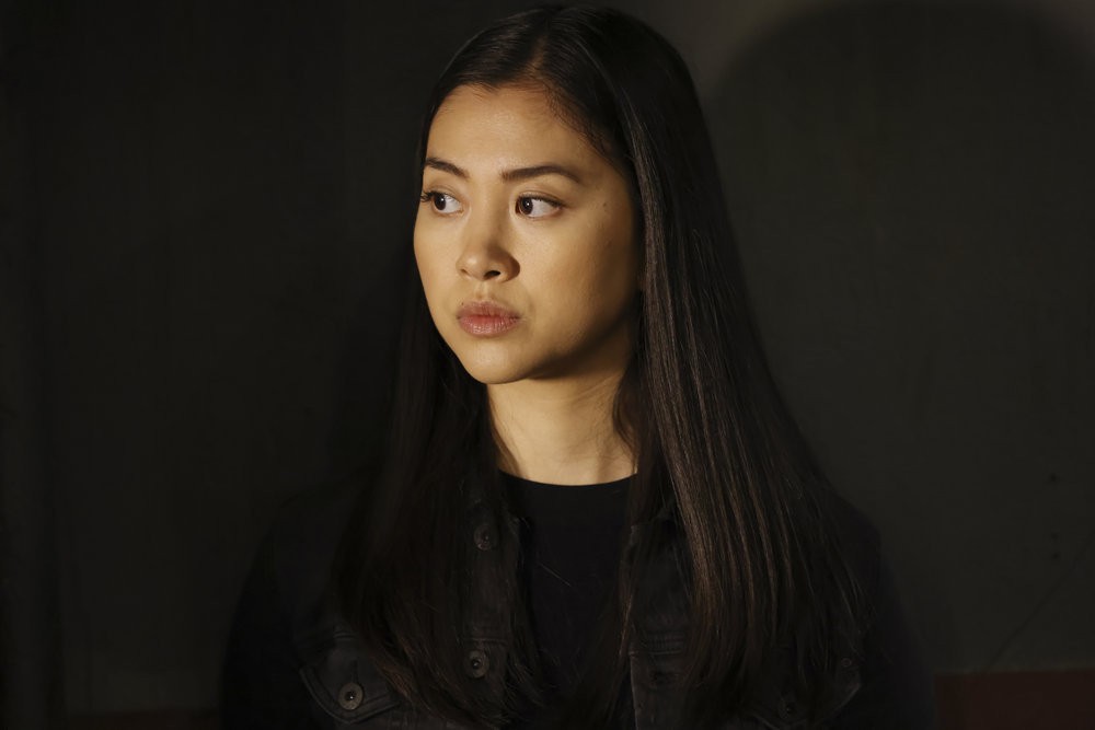 Laura Sohn interprète l'agent Park depuis la saison 7
