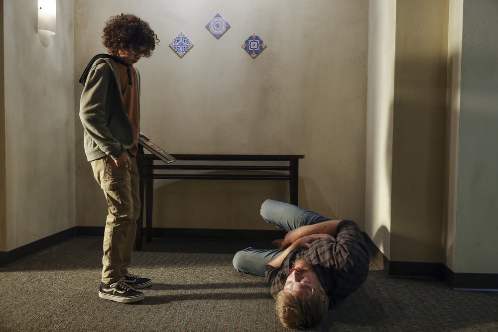 Le jeune Theodore (Dean Scott Vazquez) regarde Donald allongé au sol