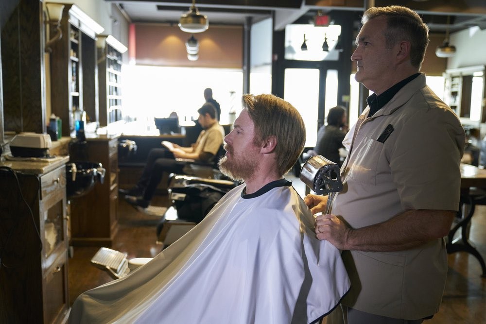Donald Ressler (Diego Klattenhoff) chez le coiffeur