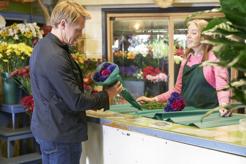 Donald Ressler (Diego Klattenhoff) choisit un bouquet chez la fleuriste