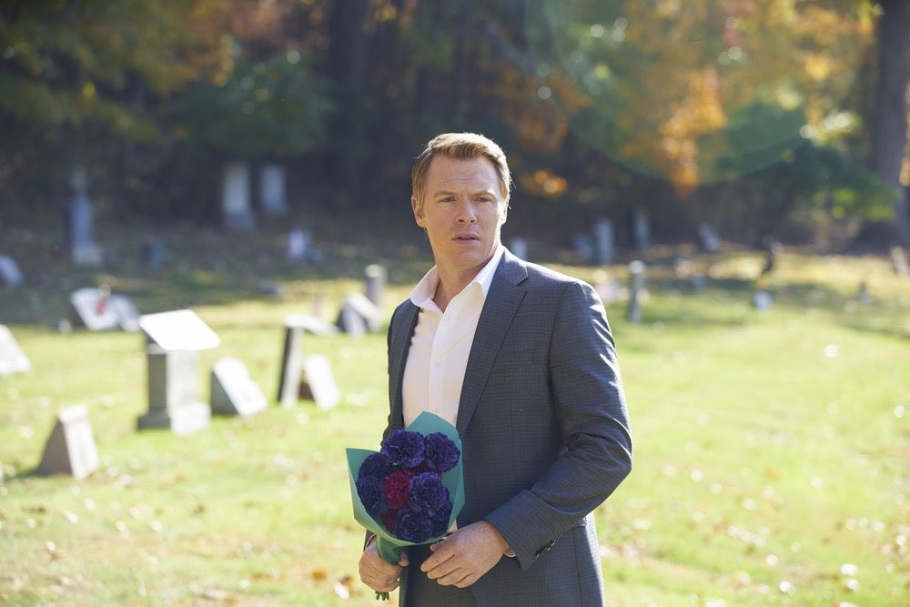 Donald Ressler (Diego Klattenhoff) , bouquet en main, se rend sur la tombe de Liz