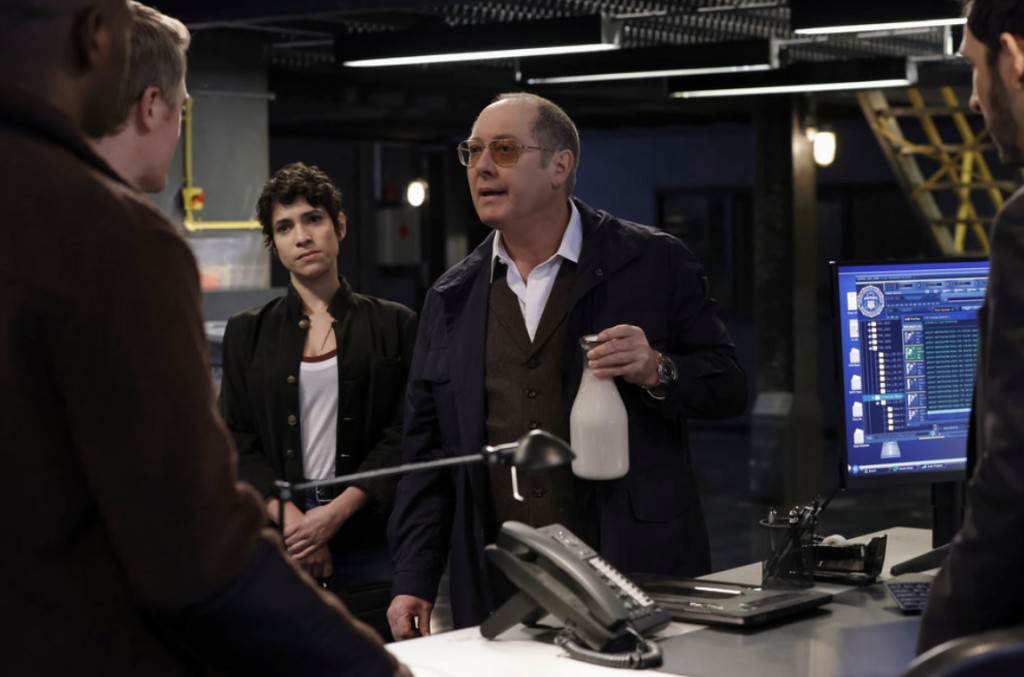 Reddington (James Spader) explique pourquoi il tient une bouteille de lait aux agents du Bureau de Poste