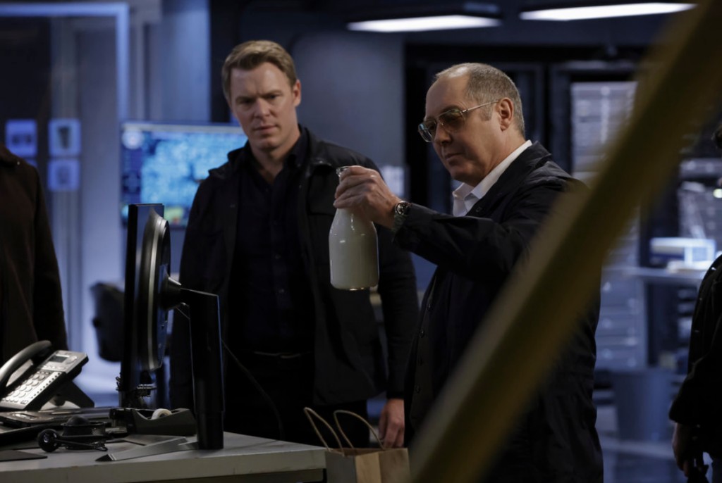 Resser (Diego Klattenhoff) écoute Reddington (James Spader) expliquer pourquoi il tient une bouteille de lait à la main au Bureau de Poste