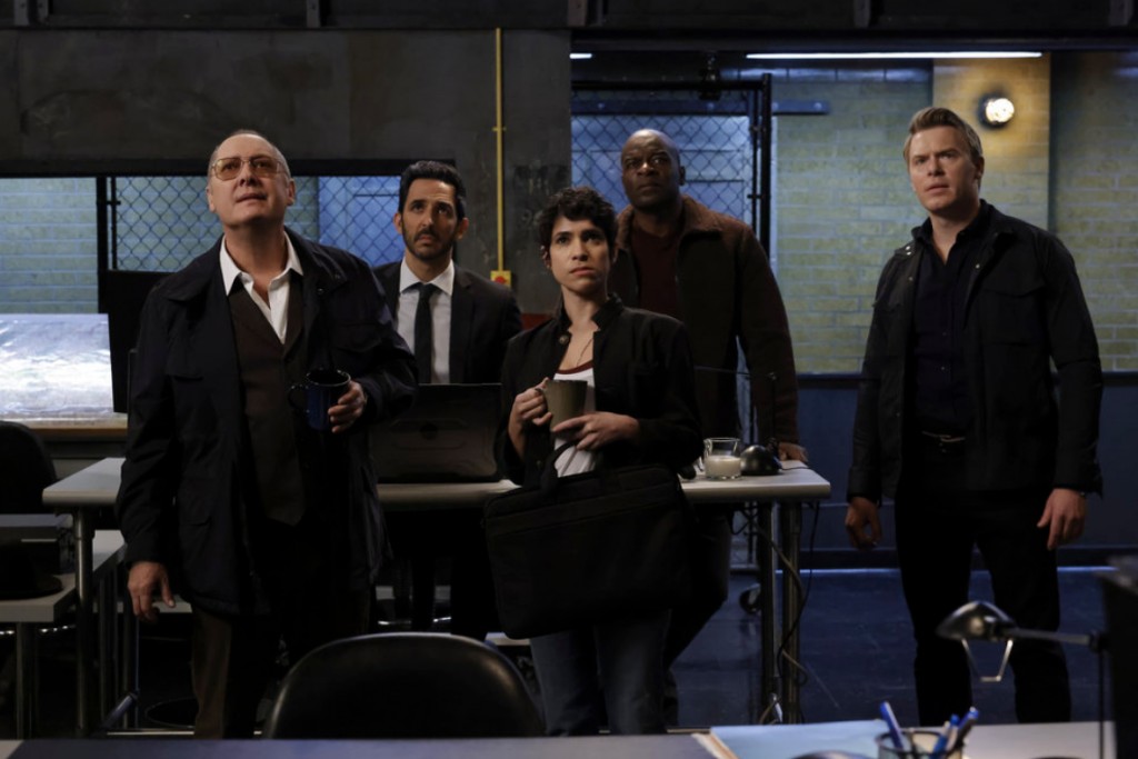 Reddington et les agents observent l'écran géant du Bureau de Poste