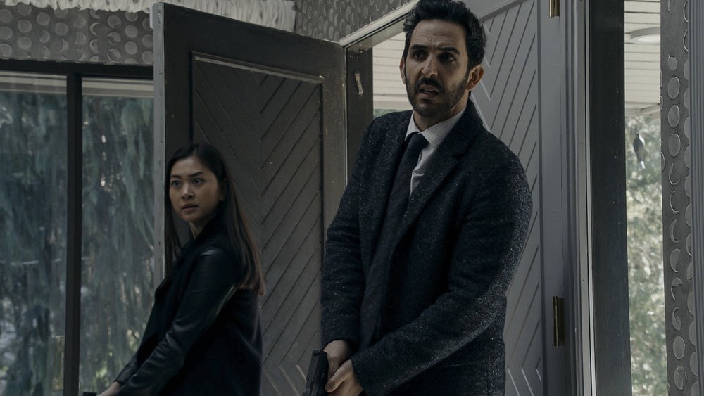 Les agents Park (Laura Sohn) et Mojtabaï (Amir Arison) font irruption dans une pièce, arme au poing