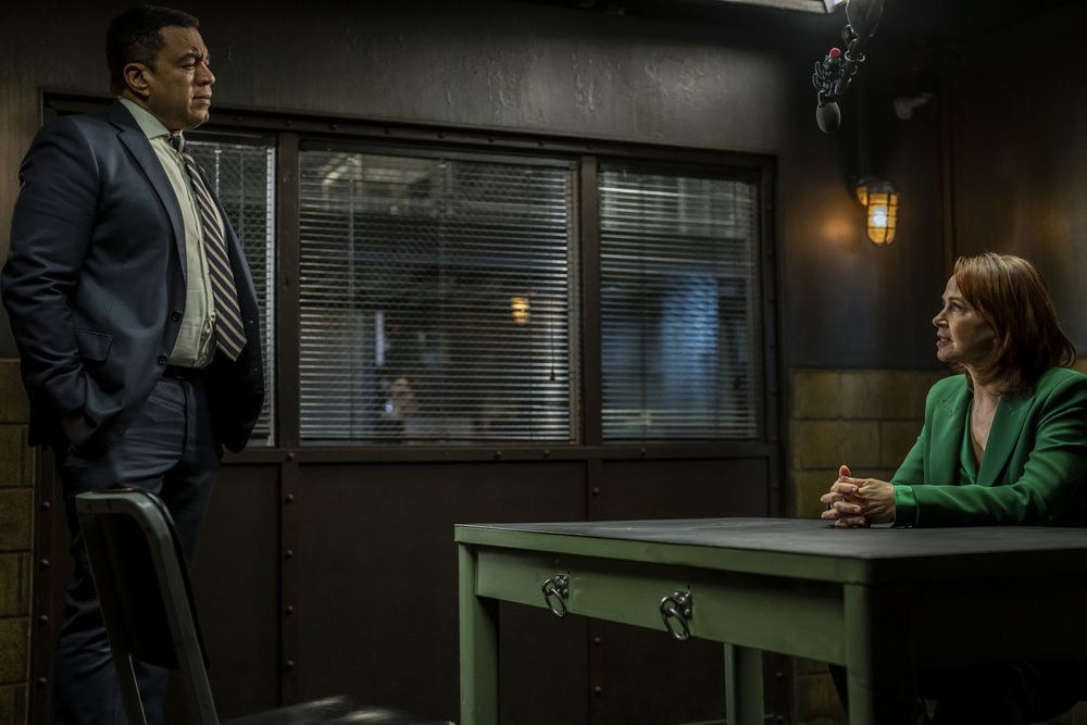 Cooper (Harry Lennix) discute avec Cynthia Panabaker (Deirdre Lovejoy) en salle d'interrogatoire