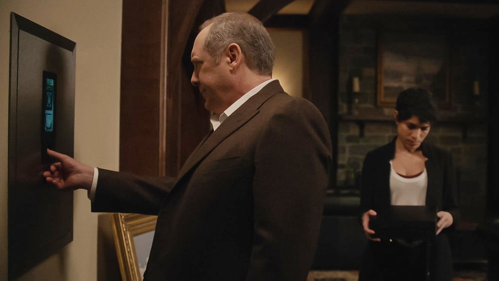 Raymond Reddington (James Spader) ouvre un coffre tandis que Weecha Xiu (Diany Rodriguez) observe une boîte